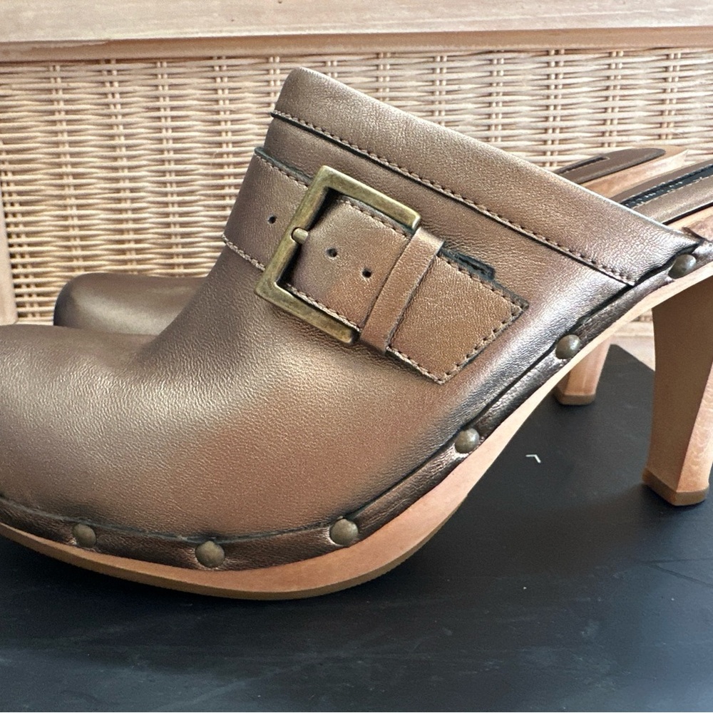 Laundry By Shelli Segal Bronze Leather Clog with Heel & Buckle